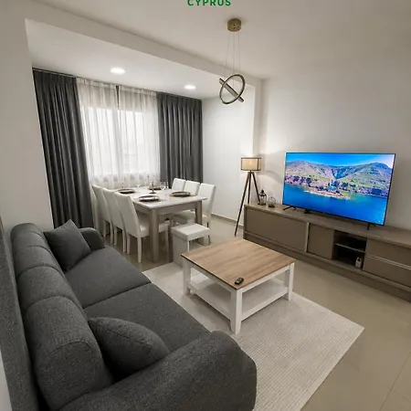 Girne, Luxury Penthouse, Sunset And Sea View *